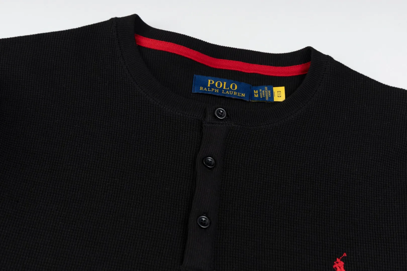 P196 #R79 Ralph Lauren/Ralph Lauren Waffle Henley Collar Open Button Sweater Exclusive Henry Collar Waffle Series Open Bust Sweater Exclusively customized with original grade waffle fabric, 100% cotton yarn imported machine-dyed weaving process, full texture, all collars, cuffs and hems are fixed and woven threads, full of high-quality quality, can be worn alone or matched, classic hot style Color Navy Blue Dark Gray Black White SIZE: S M L XL Shoulder width: 51.5/53/54.5/56 Bust: 108/112/116/120 Sleeve length: 60/61/62/63 Clothing length: 66.5/68/69.5/71